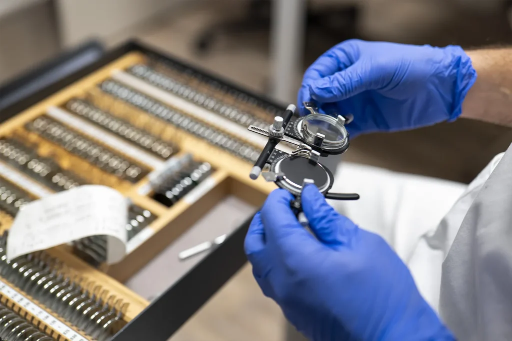 Matteo Bompani-Gasparini sistema la cassetta optometrica per la refrazione ed analisi visiva completa